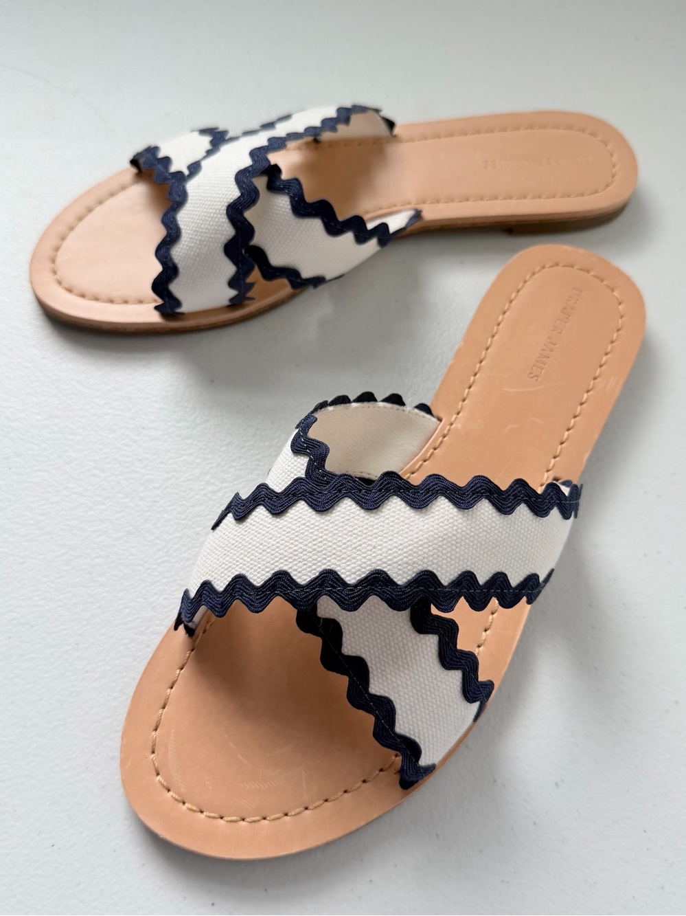 Draper James Piper Sandals 
White Navy Blue Ric Rac 
Vegan Leather Slip-Ons Sz 8